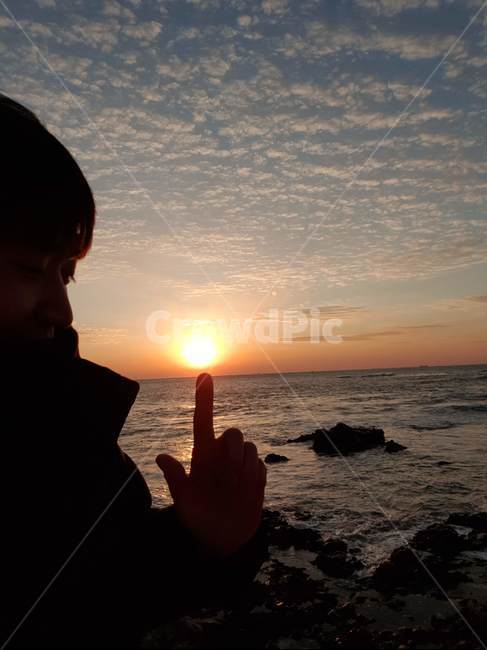 자연,light,햇빛,인간,사람,person,outdoors,해안가,일출,sunset,sunlight,플레어