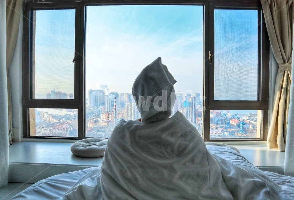 전망,시티뷰,풍경,인물,고층빌딩,경치,여자,빌딩,창문,도시,침대,침상,건물,사람,사람,인물,인간,human,person,여성,여자,woman,female,lady,여행,휴가,traveling,vacation,trip