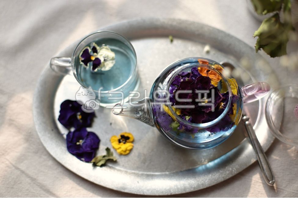 꽃,꽃차,팬지,팬지꽃차,차,찻잔,유리찻잔,tea,flower,pansy,flowertea,driedflower,봄,봄꽃,spring,springflower,cup,teacup,teapot,말린꽃,glass,여름,여름꽃,계절,식물,plant,light,은접시,은수저,유리컵,bluetea
