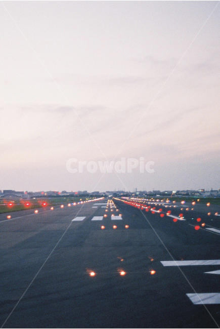 필름사진,공항,여행,활주로,감성사진,filmphotography,감성,travel,airplane,light,road,trip,holiday,야경,밤,풍경,nightscape,night,landscape,감성,sensible,feeling,교통,교통수단,traffic,transportation,도로,freeway,고속 도로,highway,고속도로