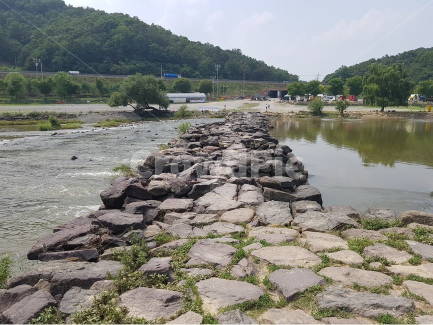 농다리,진천,문화재,돌다리,충북문화재,돌,진천농교,세금천,진천구곡리,충북진천,하천,다리,자연,풍경,nature,landscape,flagstone,판석,slate,슬레이트