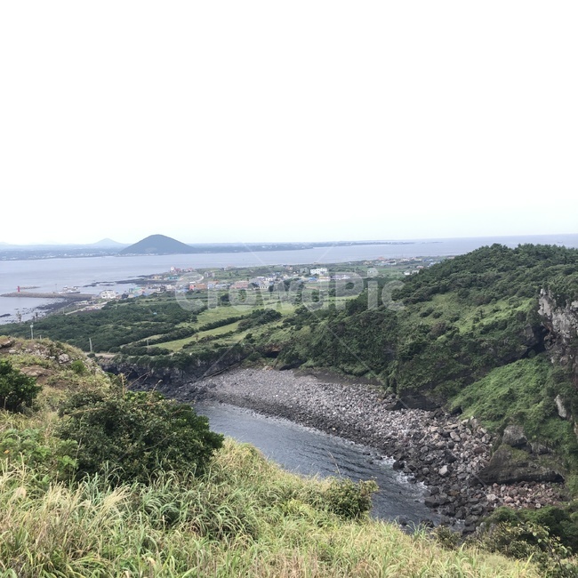 섬,들,들판,풀,하늘,바다,구름,grass,island,field,sky,sea,cloud,nature,자연,outdoors,옥외,목초지,grassland,강,계곡,river
