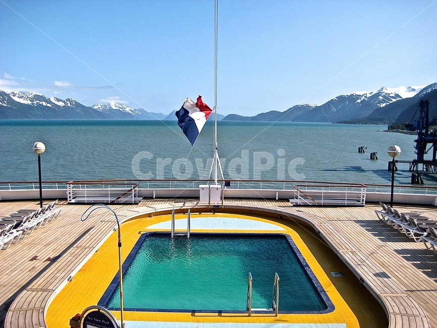 크루즈,수영장,데크,호수,산,눈,깃발,하늘,휴가,휴식,여유,여행,cruise,swimmingpool,deck,lake,mountain,snow,flag