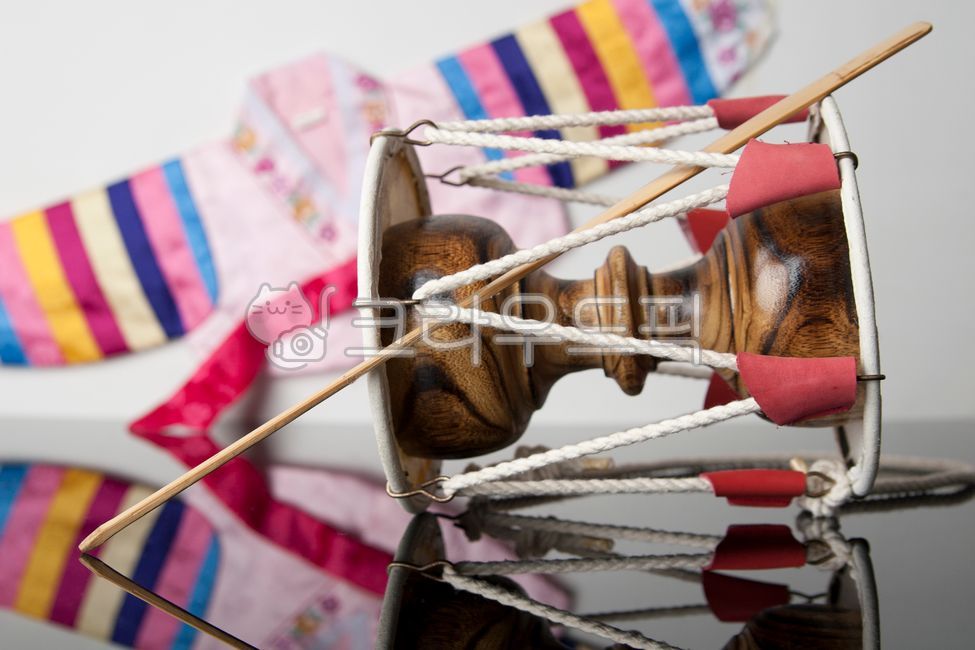 장구,한국음악,타악기,한복,전통문화,태극무뉘,아름다움,리듬,장단,춤,culture,koreanclothing,percussion,instrument,dance,nationalflag,beautiful,한국전통,한국문화,korean traditional,korean culture,악기,음향기기,musical instrument,musical equipment