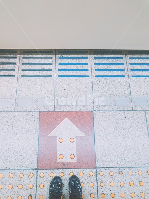 일본,지하철,일본지하철,일본지하철바닥,화살표,화살표디자인,빨간색,일본지하철바닥사진,일본바닥이미지,일본바닥,일본사진,안내선,선,지하철바닥,지하철바닥사진,파란색,노란색,점박이,검은색신발,여자신발,여자모델,빈티지,컨셉,빈티지사진,빈티지이미지,컨셉사진,지하철배경,교통,교통수단,traffic,transportation