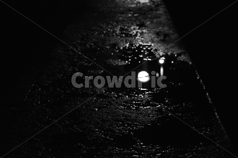 흑백,감성,달,비,감성사진,어둠,어두운,거리,길거리,모노톤,monotone,moon,웅덩이,blackandwhite,흑백,모노톤,monochrome,black and white