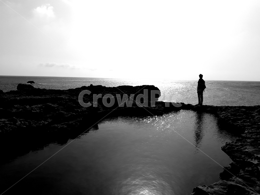 바다,하늘,그림자,물,돌,사람,인물,인간,human,person,인물실루엣,사람실루엣,character silhouette,human silhouette,흑백,모노톤,monochrome,black and white,water,standing,서 있는,outdoors,옥외,nature,자연