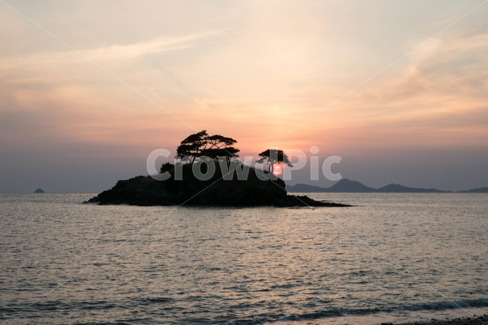 솔섬,일몰,붉은노을,서해일몰,일몰명소,부안,바다,석양,자연풍경,landscape,실루엣,바닷가,nature,고해상사진,백그라운드배경,배경화면,한국,사람없음,랜드마크,국내경치,여백,맑음,상쾌,아웃포커스,한국자연풍경,한국자연경관,koreanature,그림자,silhouetteshadow,자연,풍경,nature,landscape,한국자연풍경,한국자연경관,korea nature landscape,land,땅,outdoors,옥외,shoreline,해안선,water,물,sea,ocean,대양,coast,연안