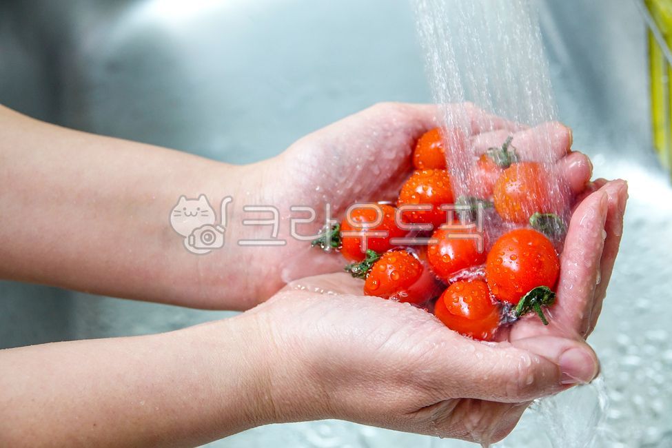 deep red,body part,fruit,tomato,vegetables,red,tomatoes,fruition,cherry tomatoes,ingredients,human,hand,cook,wash,cuisine,water supply,dishes,water,food,meal,washing,healthy,person,plant,fresh,tap water