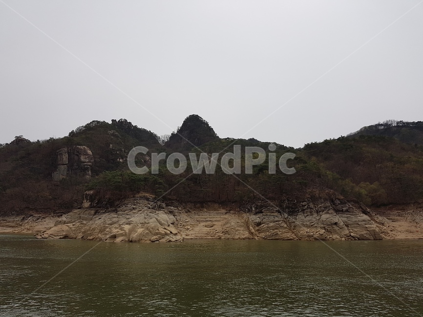 호수,나무,바위,하늘,물결,산,바위산,자연,풍경,nature,landscape,outdoors,옥외,promontory,곶