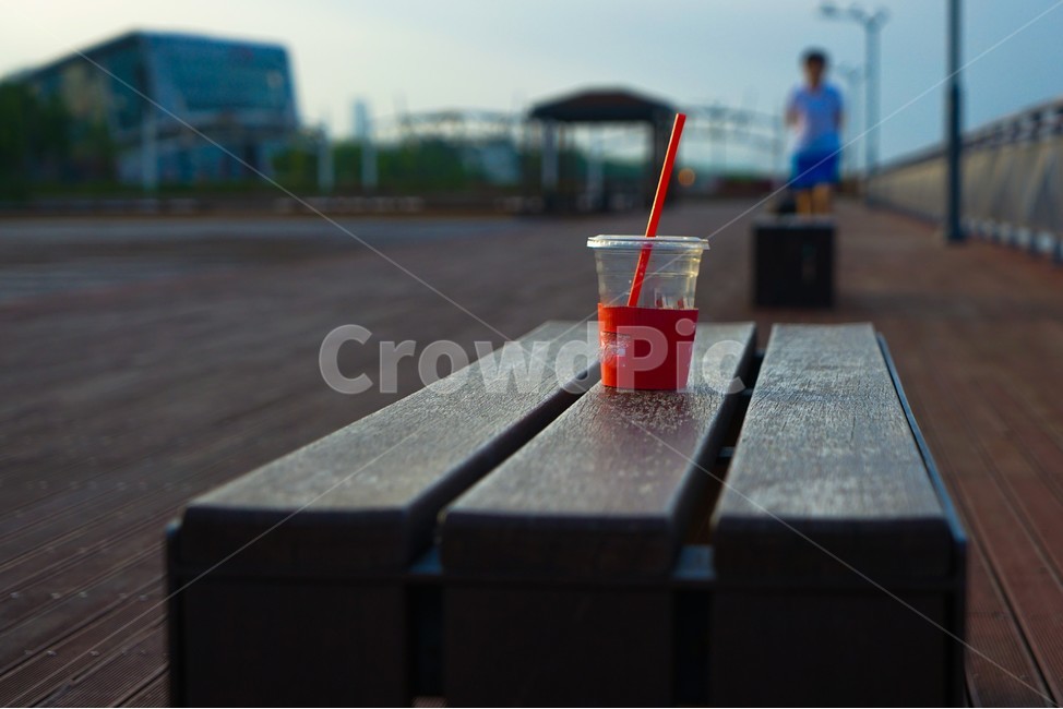 공원,의자,커피,컵,빨대,사람,벤치,음료수,drink,beverage,휴식,힐링,rest,relaxation,healing