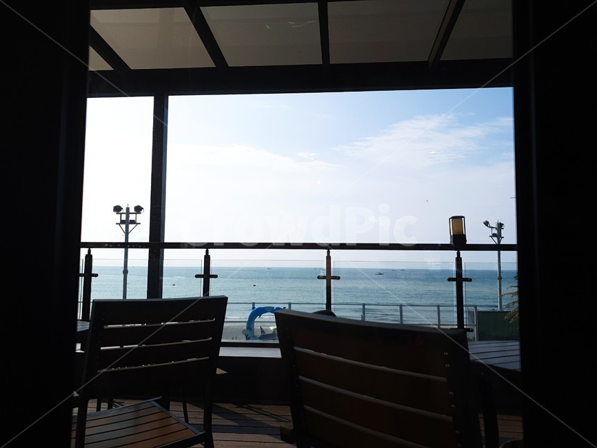 역광,햇빛,바다,창문,경치,카페,의자,하늘,통유리,낮,테라스,발코니,summer,sun,sunshine,sky,sea