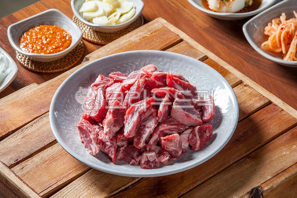 tray,table setting,Rattan,beef,rib,cow,sauce,wooden tray,Flower rib meat,rattan support,Korean food,plate holder,uniform tray,roast,beef ribs,Drink snacks,Charcoal grill,restaurant,Korean beef,food,meal,meat restaurant,Korean beef ribs,wooden stand,meat,m