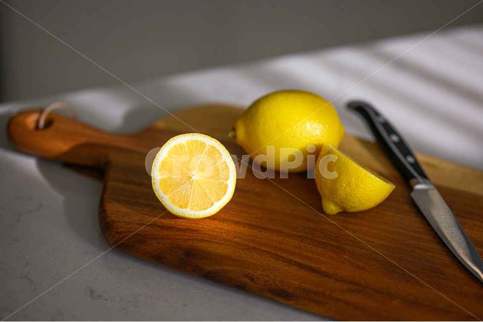 레몬,과도,도마,햇살,햇빛,칼,잘린,단면,주방,food,음식,fruit,과일,citrusfruit,감귤류과일,blade,knife,주황색,노란색,노랑,과일,열매,fruit