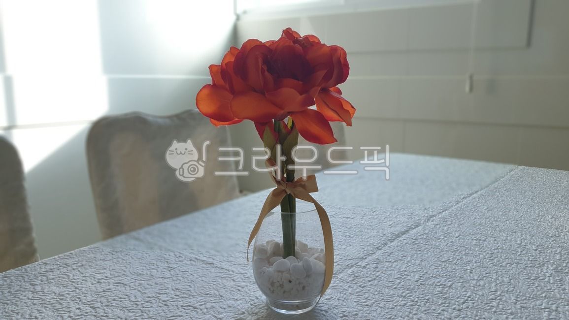 blossom,middle,restaurant,center,glass bottle,flower arrangement,vase,flowerbouquet,One bunch,centerpiece,flower,red flower,Pebble,flower bouquet,center piece,flowerarrangement,white stone,plant,table
