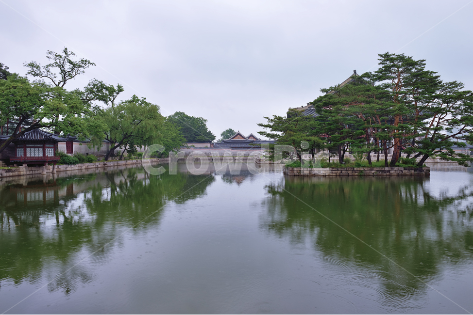경복궁,경회루,고궁,연못,소나무,정원,건축물,전통,보존,역사,조선시대,관광지,여행,명소,서울,가볼만한곳,아름다운,한국의미,문화,반영,풍경,비오는날,구름,하늘,조용한,궁궐,건축,전통건축,한국,한국전통,한옥,기와,명승지,여행지,문화재,건물,한국전통,한국문화,korean traditional,korean culture,랜드마크,landmark,tourist attraction,한국랜드마크,한국관광지,한국명소,korea landmark,korea tourist attraction