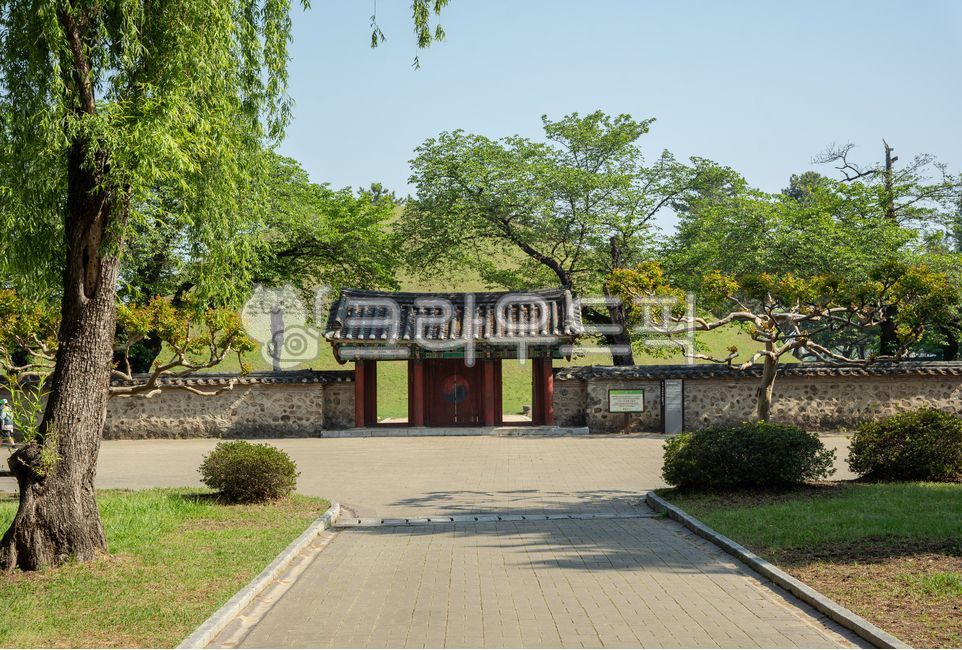 경주,대릉원,명소,관광지,한옥,유적지,역사,나무,돌담,gate,문,flagstone,판석