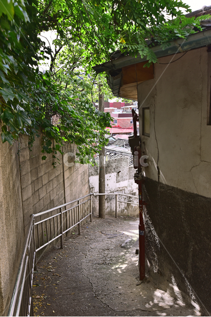 골목풍경,달동네,건축물,house,주거지,집,주택,외곽지대,재개발,부동산,변두리,골목길,poorhillsidevillage,village,빈민촌,하우스,마을,풍경,빈민가,산동네,낡은,건물,road,통로,담장,좁은길