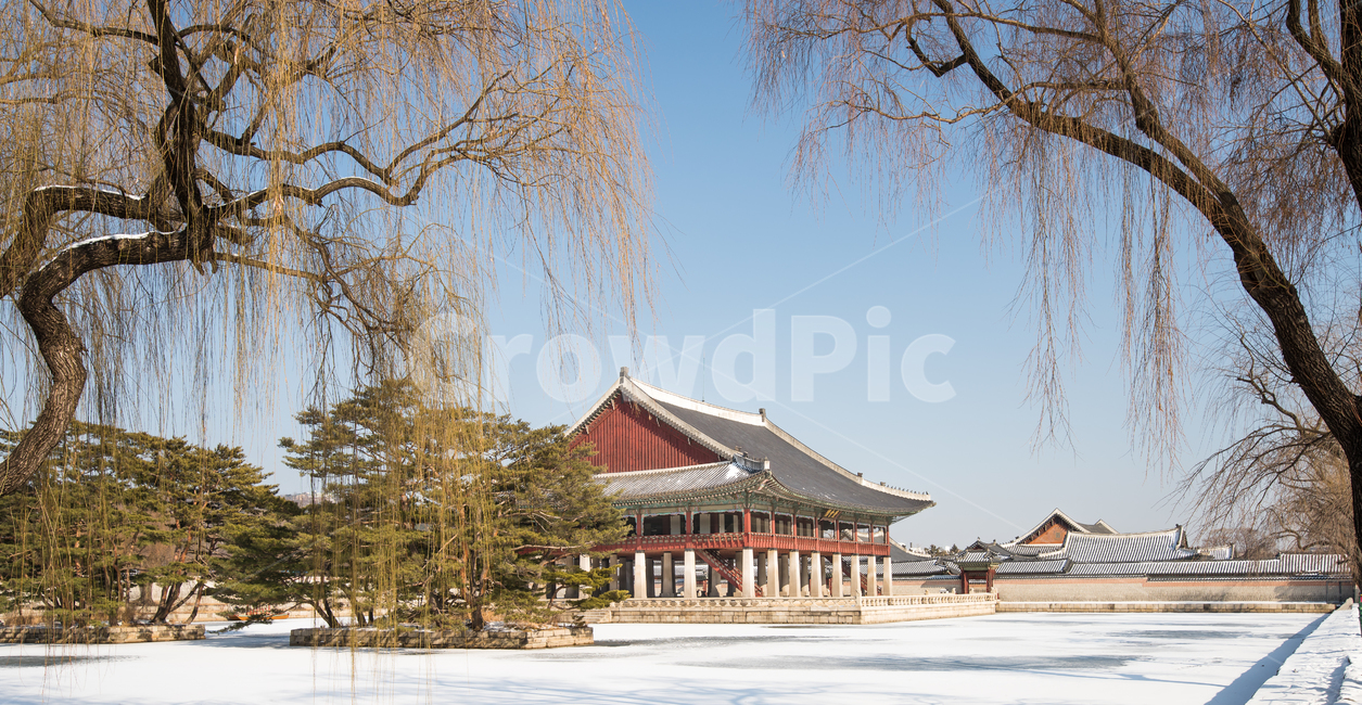 경복궁,궁전,전통,궁궐,한옥,누각,눈,풍경,경치,한국전통,아시아,한국,동양,겨울,고전,고궁,한국문화,한국명소,한국관광지,관광지,건축물,서울,경회루,설경,실외,명소,문화,고건축,건축,역사,문화유산,전경,나무,연못,버드나무,단청,단아한,기와,지붕,고풍,동계,겨울,계절,winter,season,한국전통,한국문화,korean traditional,korean culture,랜드마크,landmark,tourist attraction,한국랜드마크,한국관광지,한국명소,korea landmark,korea tourist attraction,건축물,건물외관,exterior,building,structure,architecture,construction