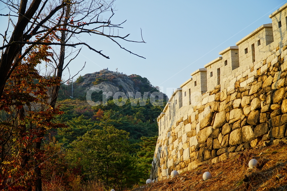 인왕산,한양도성,한양도성길,순성,순성길,한국,서울,코리아,korea,seoul,한국적인,한국문화,한국문화재,한국전통,전통문화,문화재,전통,문화,유적,유적지,자연,경치,풍경,캐슬,성벽,nature,landscape,scenery,scene,view,vista,castle,tree,mountain,sky,가을,계절,fall,autumn,season,자연,풍경,nature,landscape,한국자연풍경,한국자연경관,korea nature landscape,한국전통,한국문화,korean traditional,korean culture,건축물,건물외관,exterior,building,structure,architecture,construction