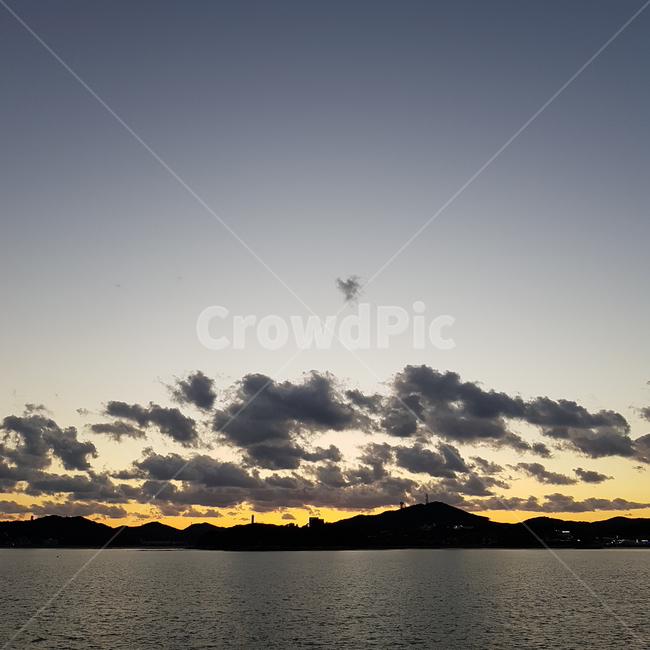 하늘,구름,풍경,노을,일몰,sky,landscape,skyview,cloud,분위기있는,몽환적인,해질녁,해질녘,자연,nature,나른한,분홍색하늘,자연풍경,깃털구름,바다,sea,석양