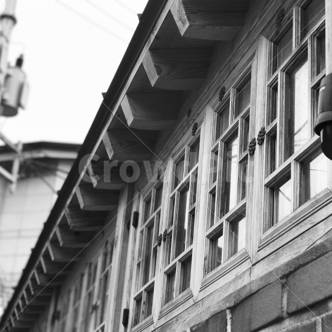 한옥,북촌,기와,창문,흑백사진,건축물,건물외관,exterior,building,structure,architecture,construction,한국전통,한국문화,korean traditional,korean culture,흑백,모노톤,monochrome,black and white