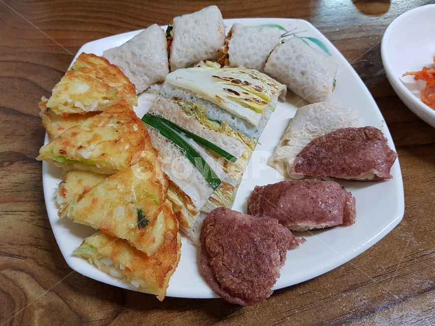 모듬전,빈대떡,메밀전병,배추전,수수부꾸미,시장,전집,food,요리,meal,식사,음식,식재료,요리,food,cook,meal,dishes,food reserves,한식,한국음식,한국요리,korean food,korean dishes,korean meal,korean cook