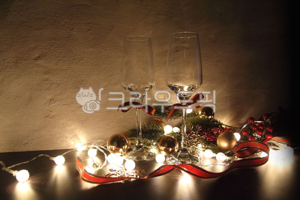크리스마스,파티,연말,카피공간,배경,와인잔,오너먼트,골드,심플,벽,리본,빨간색,빨강,레드,톤앤톤,glass,유리,공,잔,와인파티,초대,wineglass,와인잔,와인,전구,조명,알전구,빛,반짝이는,메리크리스마스,성탄절,merry christmas