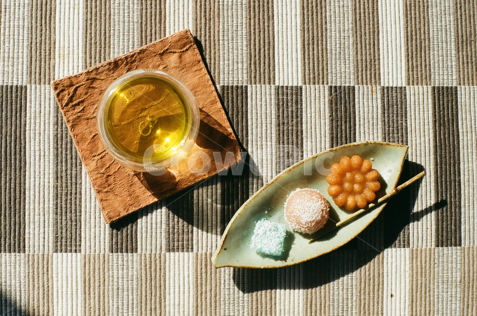 다과,한옥,다과상,차,찻잔,한국,전통,한국전통,한국문화,음식,식재료,요리,한식,한국음식,한국요리,디저트,간식,후식,과자,약과,한과,감성,감성사진,빈티지,아날로그,필름,필름사진,필름카메라,film,filmcamera,sensible,feeling,food,cook,meal,dishes,foodreserves,koreanfood,koreandishes,koreanmeal,koreancook,dessert,snack,tea,koreantraditional,koreanculture