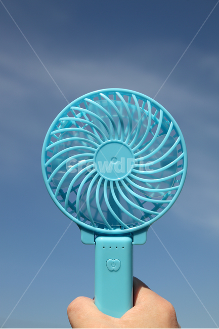선풍기,손풍기,미니,핸드,핸디,휴대용,휴대,미니선풍기,휴대용선풍기,핸드선풍기,여름,파란,블루,오브젝트,사물,물건,시원한,실외,야외,하늘,손,바람,손선풍기,여름,계절,summer,season,사물,물건,오브젝트,thing,object,matter
