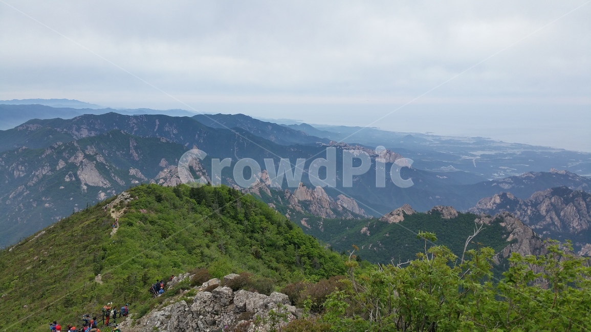 자연,nature,봄,푸릇푸릇,설악산,등산,설악산경치,설악산풍경,한국경치,한국풍경,새벽,돌,바위,능선,기암괴석,사람들,구름,운무,하얀구름,하늘,sky,산,장관,mountain