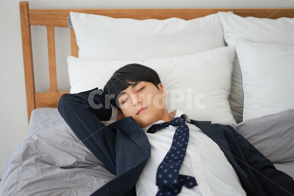 남성,남자,정장,휴식,피로감,퇴근,침대,침실,집,사람,인물,인간,human,person,남성,남자,man,male