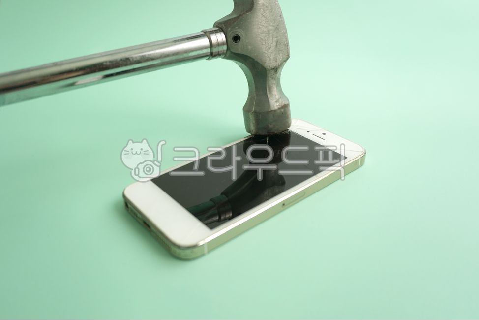 핸드폰,휴대폰,깨진휴대폰,깨진핸드폰,깨진,부서진,박살난,cellphone,mobile,broken,망가진,금이간,금간,액정,cracked,crack,하얀,흰색,고장,고장난핸드폰,수리,mobilephone,휴대전화,electronics,전자제품,phone,망치,깨다,부시다,박살내다,hammer