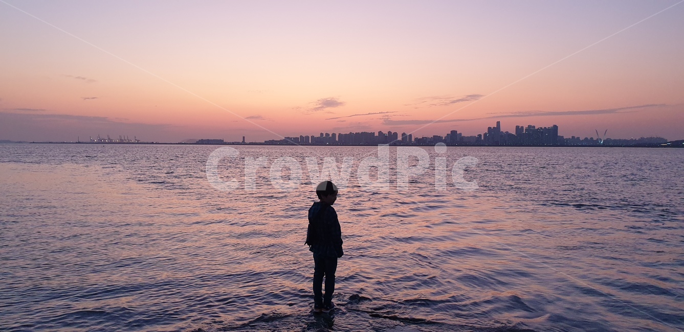 풍경,바다,노을,아이,남자,어린이,뒷모습,실루엣,인간,사람,물,자연,water,하늘,일몰,석양,황혼,human,사람,인물,인간,human,person,어린이,어린아이,child,children,kid