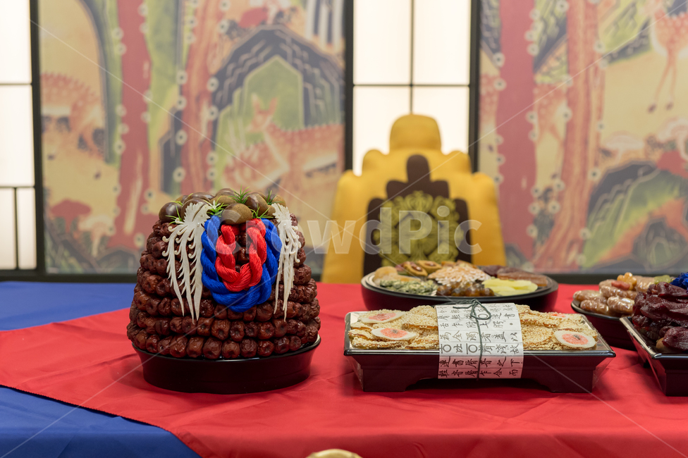 결혼,폐백,신랑,신부,부모,예식,혼례,전통혼례,실내,음식,예정,전통,한국,풍습,테이블,빨간색,파란색,청실,홍실,한국전통,한국문화,korean traditional,korean culture,결혼,혼례,웨딩,wedding,marriage,marry,기념일,축하,anniversary,congratulation,celebrate,celebration