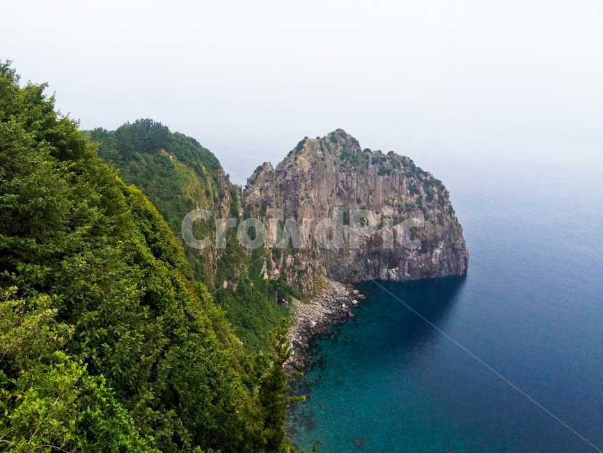 울릉도,태하대풍감,바다,자연,절벽,하늘,ulleungdo,sea,emeraldsea,nature,자연,풍경,nature,landscape,한국자연풍경,한국자연경관,korea nature landscape,outdoors,옥외,land,땅,water,물,shoreline,해안선,promontory,곶,ocean,대양