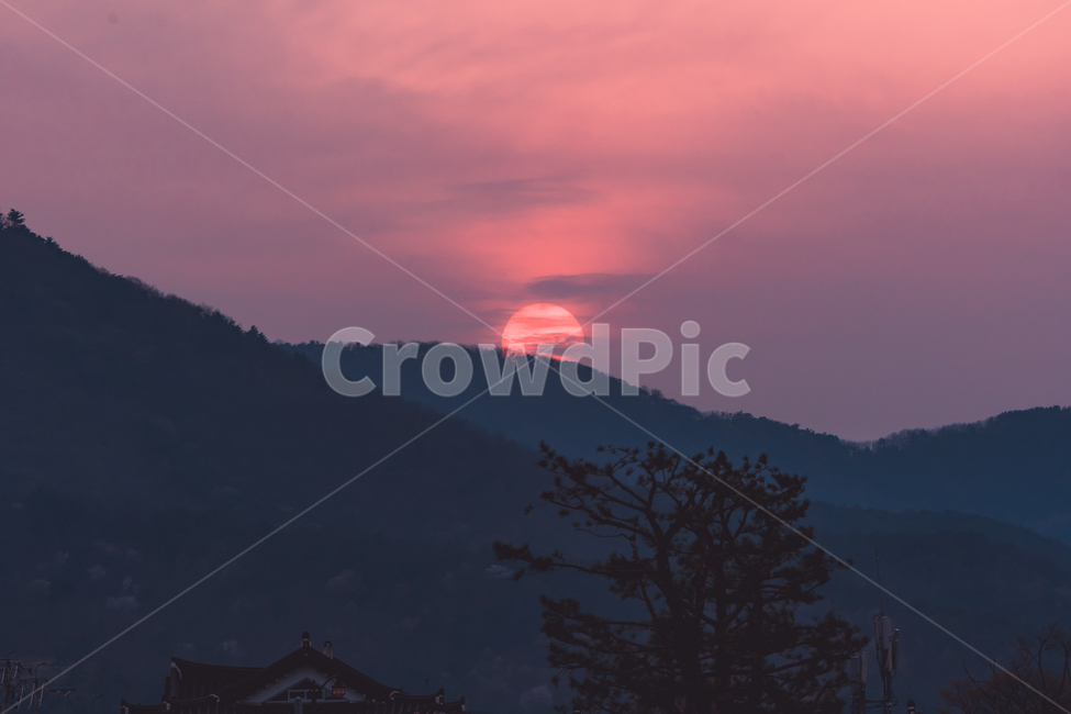저녁노을,태양,저녁,산너머,구름,자연,풍경,nature,landscape,한국자연풍경,한국자연경관,korea nature landscape,색깔,색상,색채,색감,color sense,color sensitivity,feeling of color,outdoors,옥외,mountain,산,mountain range,산맥