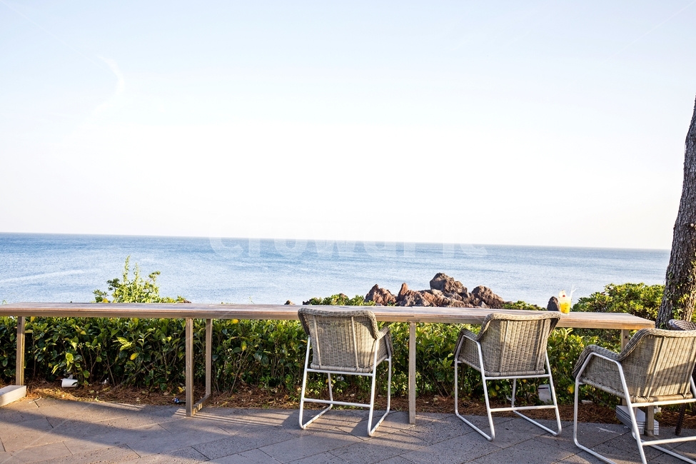 제주도,바다,의자,하늘,풍경,테이블,경치,자연,sea,sky,table,nature,제주도,jeju,jeju island,person,사람,sitting,좌석,human,인간,furniture,가구