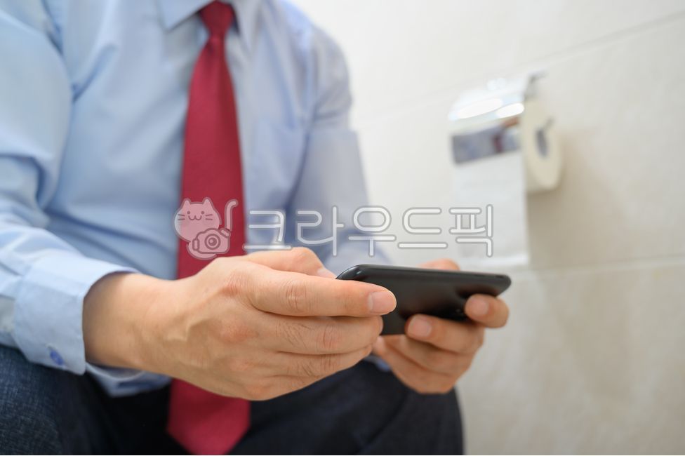 use,concept,privacy,hand gestures,networking,tissue,cell phone,inside,life,at home,modern,remote work,busy,phone call,cellphone,man,communication,work from home,Constipation,social media,restroom,rest,read,business,work,mobile,reading,technology,message,l