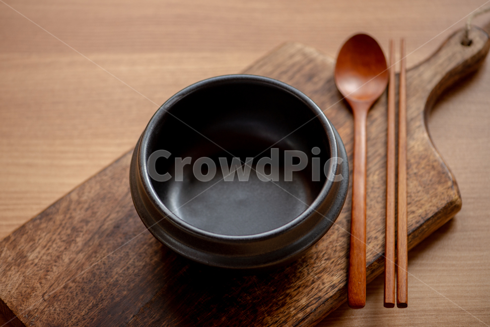 뚝배기,빈뚝배기,뚝배기연출,검정색,나무수저,나무도마,도마,수저세트,숟가락,젓가락,나무테이블,검정뚝배기,사물,물건,오브젝트,thing,object,matter,연출,컨셉,콘셉,direction,concept