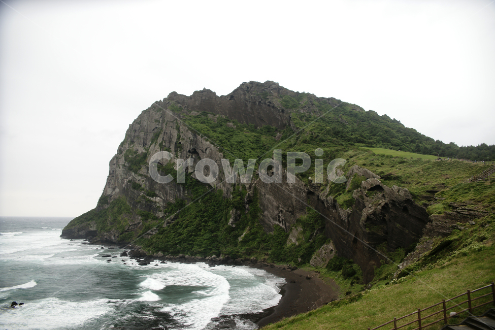 곶,nature,자연,outdoors,옥외,land,땅,ocean,물,water,바다,sea,대양,shoreline,해안선,제주,제주도,성산일출봉,파도,흐린날,여름,잔디,목초지,제주도,jeju,jeju island