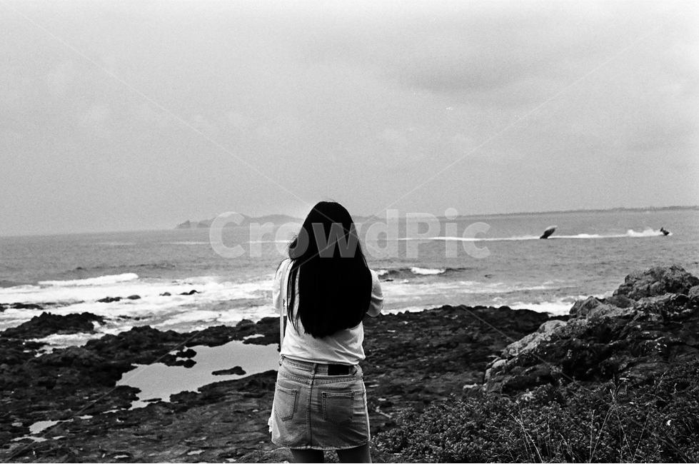 여자,바다,바닷가,뒷모습,파도,모노톤,흑백사진,필름,여성,여자,woman,female,lady,여행,휴가,traveling,vacation,trip,흑백,모노톤,monochrome,black and white