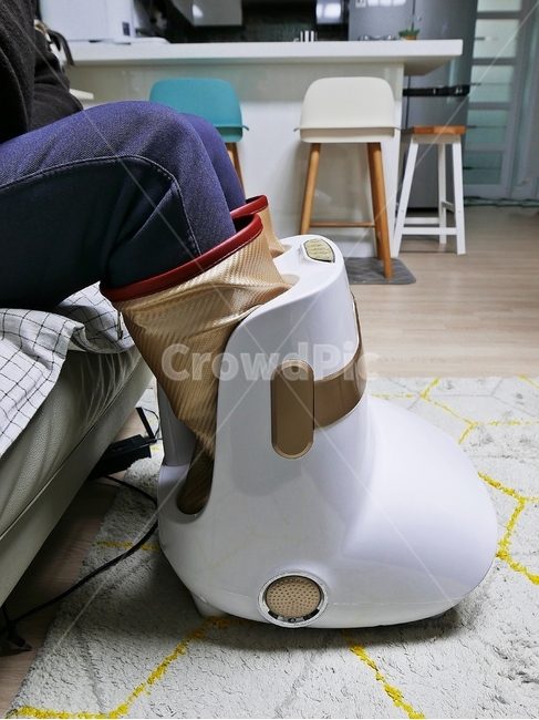 마사지,다리,종아리,피로회복,맛사지기계,기계,기구,주물럭,휴식,힐링,피로,회복,거실,실내,카펫트,소파,여자,사람,전기,시원함,맛사지,의자,사람,인물,인간,human,person,신체일부,몸,body,건강,헬스웨어,헬스케어,healthware,health care,사물,물건,오브젝트,thing,object,matter