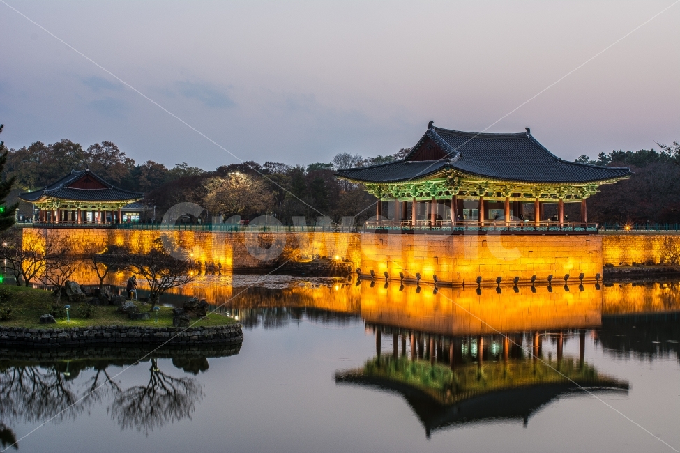 경주,안압지,야경,동궁과월지,풍경,야경,밤,풍경,nightscape,night,landscape,랜드마크,landmark,tourist attraction,한국전통,한국문화,korean traditional,korean culture,architecture,건축물,building,건물,pagoda,탑,worship,예배,shrine,신사