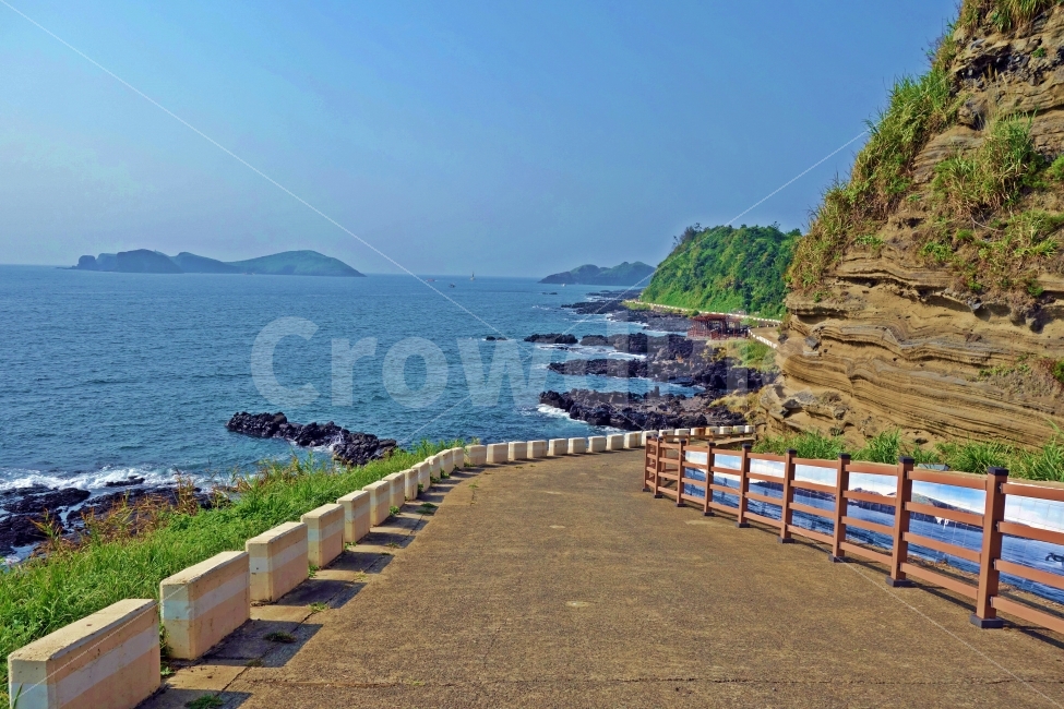 제주도,엉알해안산책로,입구,현무암,차귀도,누운섬,엉알,해안,산책로,내리막길,내리막,흰,구름,하늘,푸른,에메랄드,바위,파도,물결,화산쇄설암,화산쇄설암층,자연,풍경,nature,landscape,제주도,jeju,jeju island