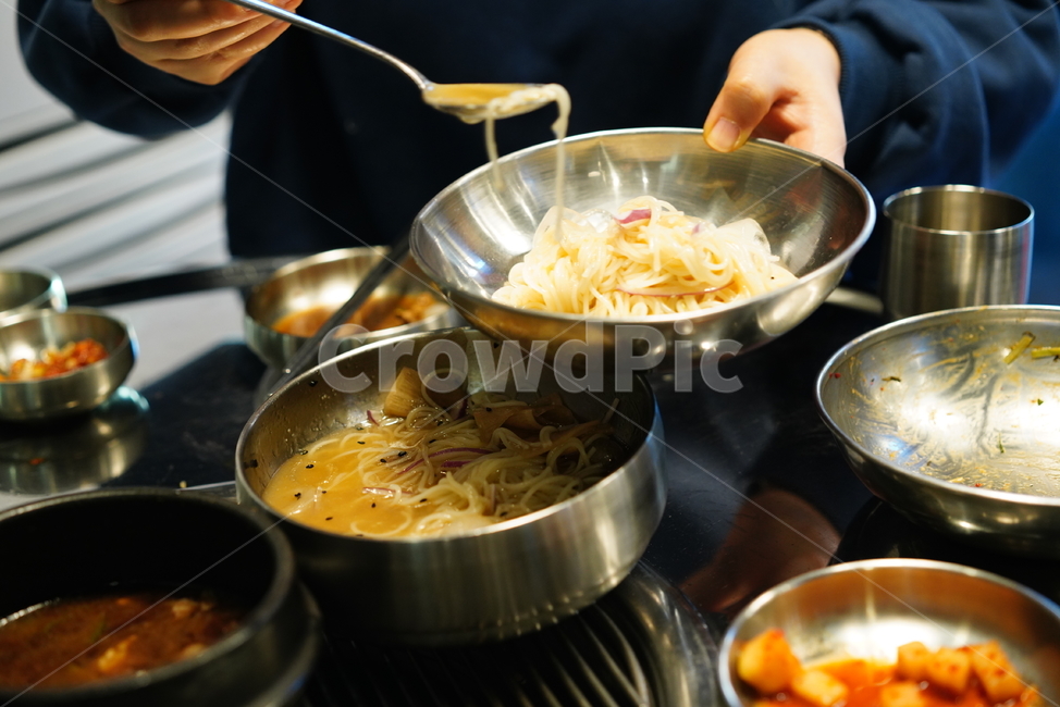 식사,음식,요리,국수,짱아찌국수,장아찌,먹방,면발,면,푸드,그릇,먹거리,한식,뚝배기,한국,korean,끼니,사람,인물,인간,human,person,신체일부,몸,body,음식,식재료,요리,food,cook,meal,dishes,food reserves,면류,면요리,noodles