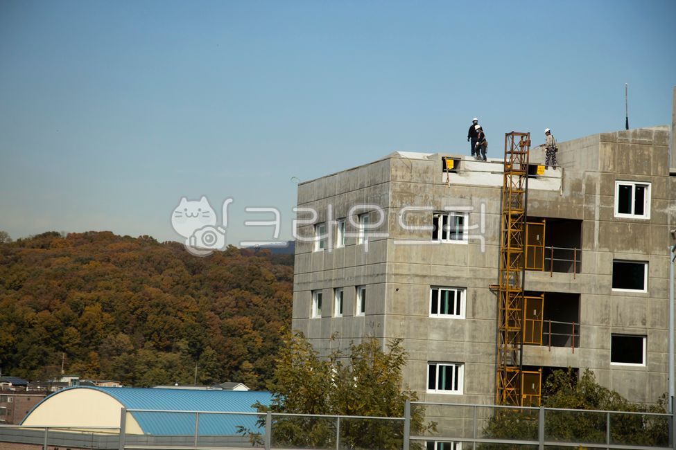 건설,건축,하늘,빌딩,공사현장,무사고,안전제일,공사,현장,골조,건물,도시,산업,신축,신축아파트,아파트,고층,고층빌딩,엘리베이터,철근,사람,인부,헬멧,안전장비,창틀