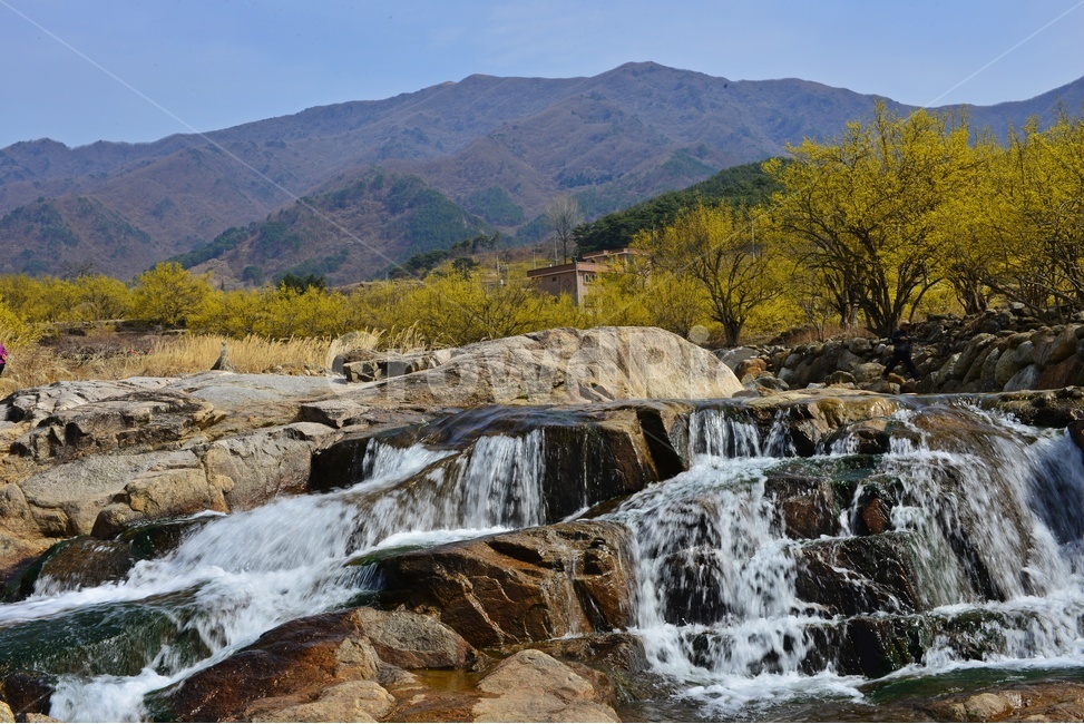 water,river,강,outdoors,옥외,nature,자연,waterfall,gravel,자갈,전남,구례,산동,산동마을,산수유,산수유마을,산동산수유마을,봄,산동봄,계절,노랑꽃,산수유꽃,폭포,만복대,경치,경관,풍경,자연,풍경,nature,landscape