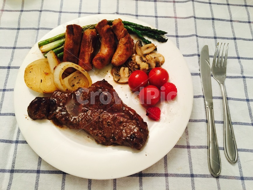 스테이크,저녁,아스파라거스,소시지,양파,토마토,양송이,식탁보,포크,나이프,요리,음식