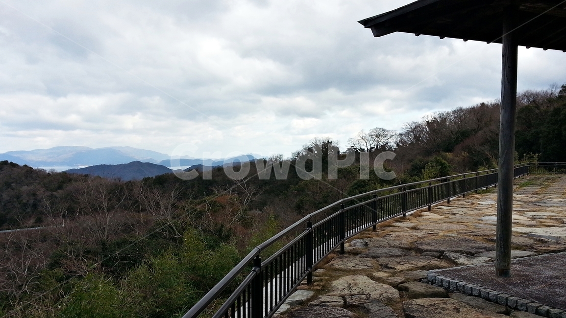산,나무,전망대,기둥,구름,흐림,하늘,난간,처마,겨울풍경,바다,여행,흐린하늘,자연,풍경,nature,landscape,banister,난간,handrail,railing